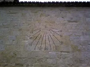 Cadran solaire sur un mur de l'église