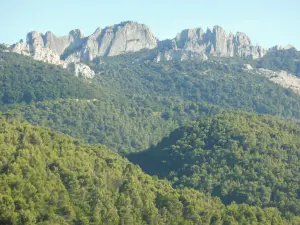 Mit Blick auf Montmirail vom Dorf