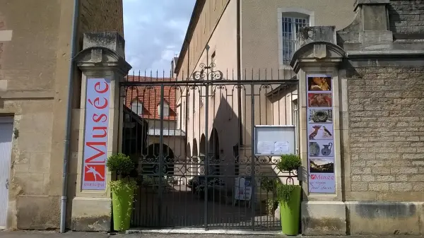 Ingang van het museum van Semur-en-Auxois