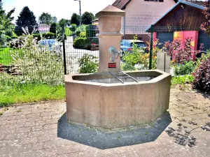 Fuente pequeña frente a la iglesia (© JE)