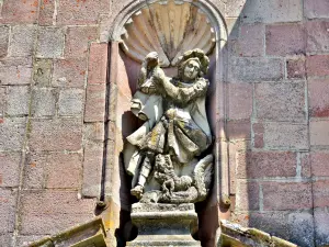 Estatua de San Jorge, en la fachada de la iglesia (© JE)