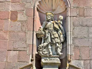 Estatua de San Wandelin, en la fachada de la iglesia (© JE)