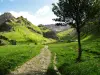 By the right, access to the lake by a chimney, and by the left mounted by a path without difficulty