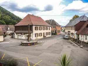 Rue principale, vue du parvis de l'église (© J.E)