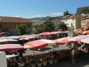 Рынок Seyne в Альпах во вторник и в пятницу утром