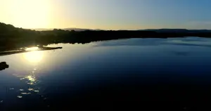 Sonnenuntergang auf der Bucht des Olivenbaums