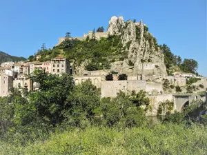 Sisteron, увенчанный цитаделью, вид из Ла-Бома (© J.E.)