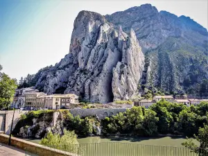 Скала и деревня Ла-Бом, вид с Sisteron (© J.E.)