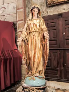 Золотая статуя в соборе (© J.E.)