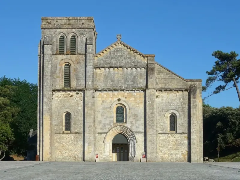 Basiliek Notre-Dame-de-la-fin-des-Terres - Monument in Soulac-sur-Mer