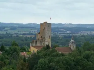 De toren en de kerk van Termes-d'Armagnac