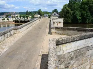 Pont vieux du XIIe siècle sur la Vézère