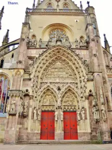 Fachada oeste e portal da colegiada (© Jean Espirat)