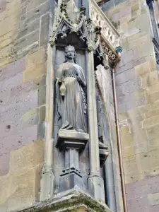 Una estatua de la fachada norte de la colegiata (© JE)