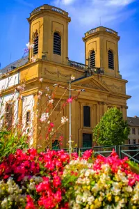 Facade of the Saint-Maximin church (© Stéphane Thévenin)