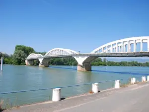 Brücke von Thoissey (© Fremdenverkehrsamt Val de Saône Chalaronne)
