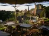 ristorante con terrazza con vista sul castello