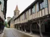 Alte Häuser und Kirche im Hintergrund