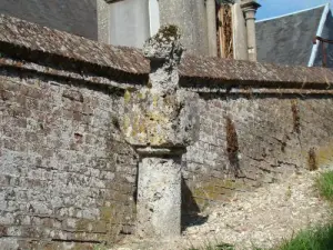Croix le long du mur de l'église