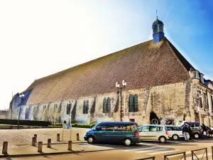 Antigo hotel-Dieu Notre-Dame des Fontanilles - Atualmente museu e posto de turismo (© Jean Espirat)
