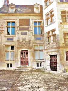 Старая гостиница Юзеса (© Jean Espirat)