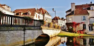 La ciudad y el puente sobre el Armançon