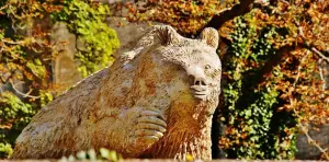 Sculpture dans le parc de l'église Saint-Pierre