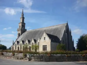 Église Saint-Pierre à Tonquédec dans le centre Trégor