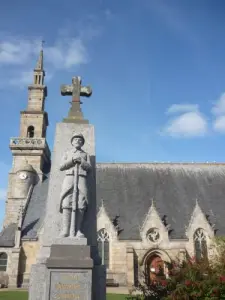 Monumento aos mortos perto da Igreja de São Pedro