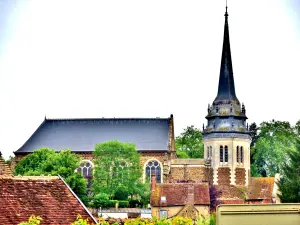 Kirche Saint-Pierre, Blick vom unteren Ende der Stadt (© JE)