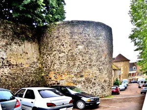 Een toren van de westelijke middeleeuwse omheining van het kasteel van Miton (© JE)