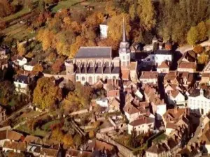 Toucy vanuit de lucht gezien (© JP. Huot)