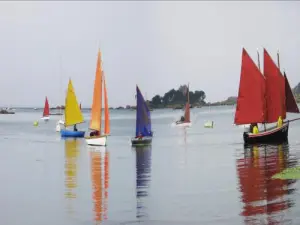 Zeilboten voor het kasteel van Costaérès