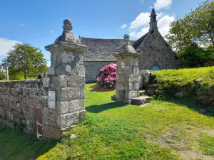 Entrée de l'enclos de la chapelle de Golgon