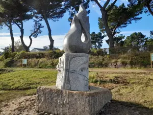 Sculpture de saint Golgon à Trégastel 