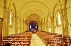 Dentro de la iglesia de Saint-Aignan - Nef