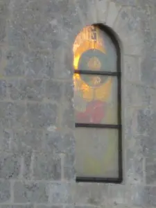 日没でTrizay修道院のステンドグラスの窓
