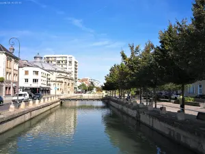 El canal en el centro de la ciudad.