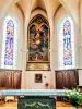 Altaarstuk en glas-in-loodramen van de apsis van de kerk (© JE)