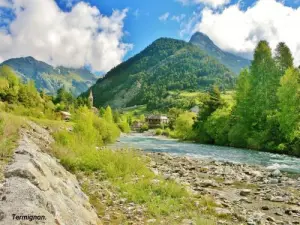 Village de Termignon et torrent (© J.E)