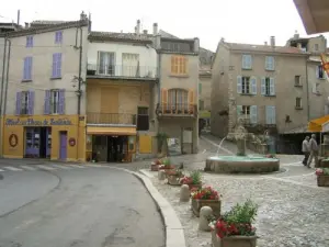 Dorfplatz von Valensole