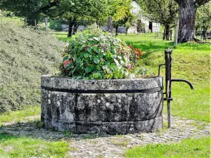 Ancien puits, près de la mairie (© J.E)