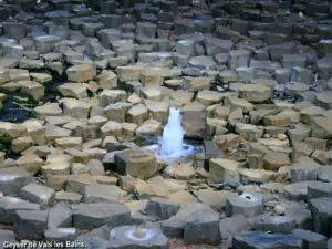 Fuente brotando, en un parque (© Jean Espirat)