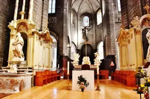 L'intérieur de la cathédrale Saint-Pierre