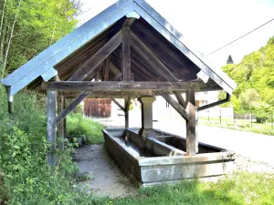 Fontaine-lavoir couverte, au hameau du Moulin-du-Milieu (© J.E)