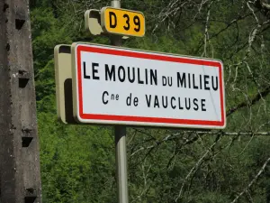 Panneau à l'entrée du hameau du Moulin-du-Milieu (© J.E)