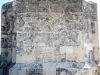 バレス記念碑の台座の西側（©J.E）