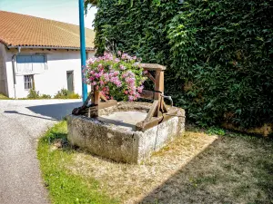 Ancien puits, dans le village (© J.E)