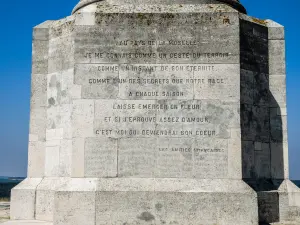 Face est du piédestal du monument Barrès (© J.E)