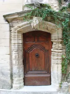 Une porte dans Venasque
